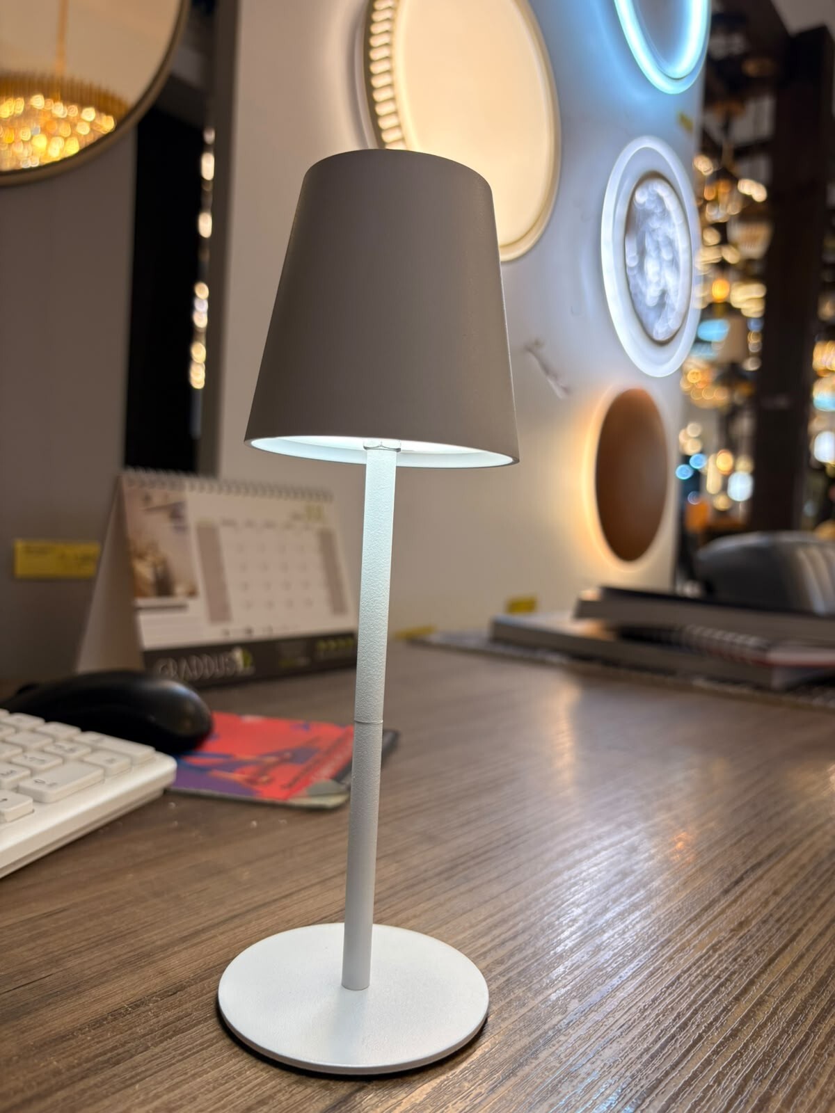 Abajur Led 3 Cores Branco 10w Tupiara P509 Br Bateria