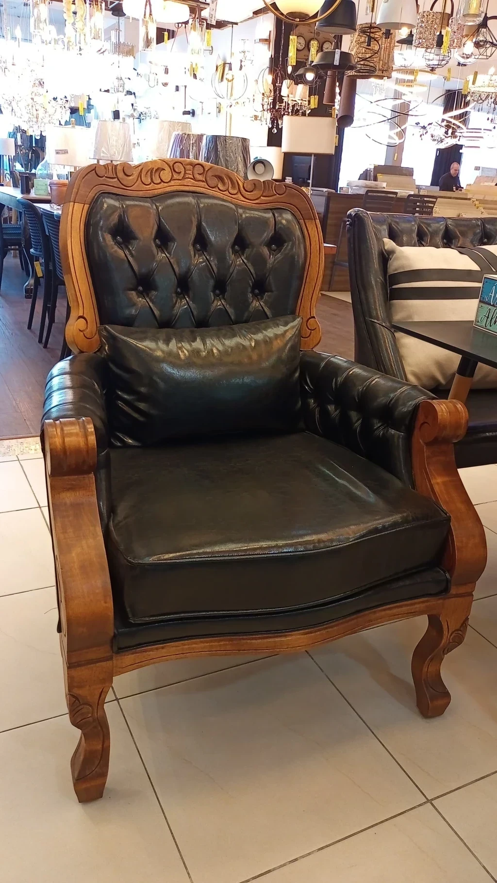 Tafona Poltrona Entalhe C/courino Preto T3301